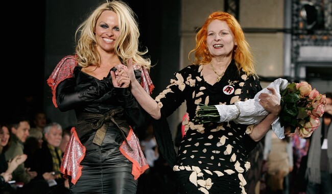 Актриса Памела Андерсон и Вивьен Вествуд приветствуют публику в конце показа коллекции Vivienne Westwood Ready-to-Wear A/W 2009 во время Недели моды в Париже 6 марта 2009. Фото: Photo by Francois Durand/Getty Images