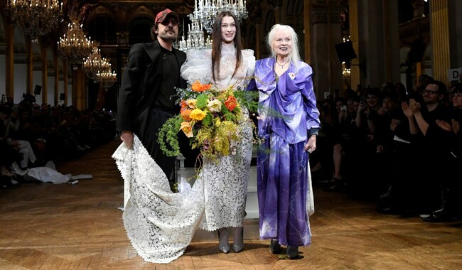 Вивьен Вествуд с мужем позируют с моделью Беллой Хадид после показа женской коллекции осень-зима 2020/21 во время Парижской недели моды 29 февраля 2020 года. Фото: REUTERS/Piroschka van de Wouw