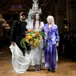 Вивьен Вествуд с мужем позируют с моделью Беллой Хадид после показа женской коллекции осень-зима 2020/21 во время Парижской недели моды 29 февраля 2020 года. Фото: REUTERS/Piroschka van de Wouw