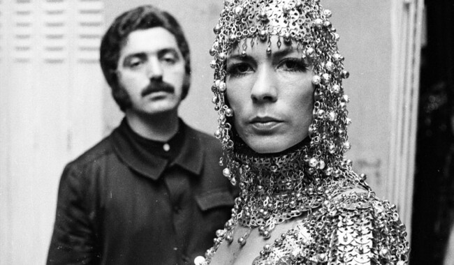 28 липня 1967 року. Іспанський модельєр Пако Рабанн із моделлю Ізабель Фельдель, яка носить одне з його вишуканих металевих витворів. Фото: Photo by Reg Lancaster/Express/Getty Images