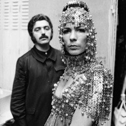 28 липня 1967 року. Іспанський модельєр Пако Рабанн із моделлю Ізабель Фельдель, яка носить одне з його вишуканих металевих витворів. Фото: Photo by Reg Lancaster/Express/Getty Images