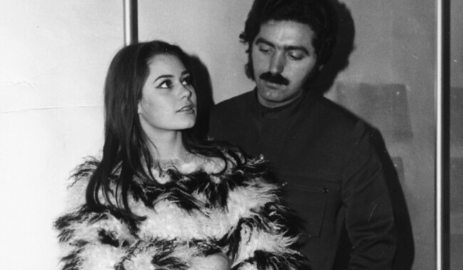 Французский модельер испанского происхождения Пако Рабанн примеряет актрисе Коринн Пикколи одно из своих сшитых на заказ меховых пальто, 19 марта 1968 года. Фото: Photo by Keystone/Hulton Archive/Getty Images