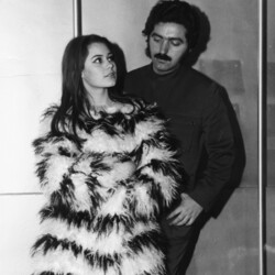 Французький модельєр іспанського походження Пако Рабанн приміряє актрисі Корін Пікколі одне зі своїх пошитих на замовлення хутряних пальто, 19 березня 1968 року. Фото: Photo by Keystone/Hulton Archive/Getty Images