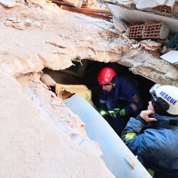 Рятувальники ділять роботу між собою на сектори. Фото: ДСНС