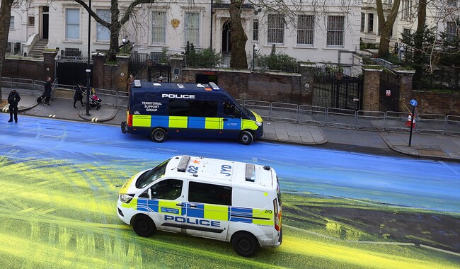 Активисты покрасили в желтый и голубой цвета одну из центральных улиц Лондона, ведущую к посольству РФ. Фото: REUTERS