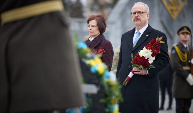 Президент Латвії Егілс Левітс покладає квіти до могил загиблих захисників. Фото: Офіс президента