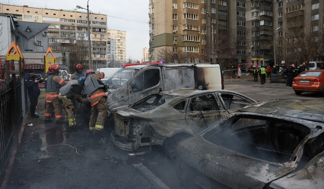Аварійно-рятувальна служба на місці російського ракетного удару в Києві. Фото: REUTERS/Gleb Garanich