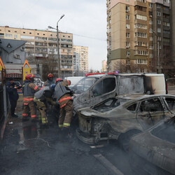 Аварійно-рятувальна служба на місці російського ракетного удару в Києві. Фото: REUTERS/Gleb Garanich