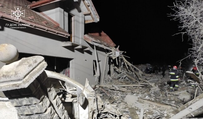Внаслідок ракетного удару зруйновані два житлові будинки. Фото: ГУ ДСНС у Львівській області