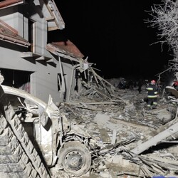 Внаслідок ракетного удару зруйновані два житлові будинки. Фото: ГУ ДСНС у Львівській області