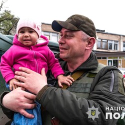 Полицейские эвакуировали из-под Донецка пятерых детей. Фото: facebook.com/UA.National.Police