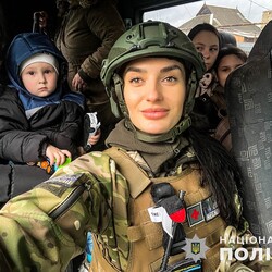Полицейские эвакуировали из-под Донецка пятерых детей. Фото: facebook.com/UA.National.Police