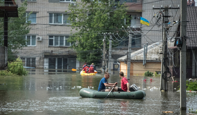 Херсон на третій день після підриву Каховської ГЕС. Фото: REUTERS/Vladyslav Smilianets