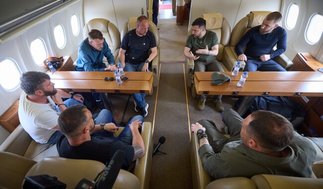 Командири "Азову" повернулися додому із Туреччини. Фото: Офіс президента