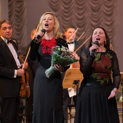 Нина и Тоня Матвиенко выступают на сцене Национальной музыкальной академии Украины в 2014 году. Фото: facebook.com/Nina.Matviyenko
