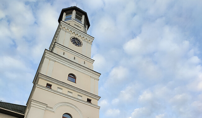 Вежа з годинником нового корпусу академії, відкритого у 2019 році. Фото: Ольга Кухарук