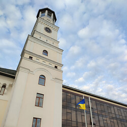 Вежа з годинником нового корпусу академії, відкритого у 2019 році. Фото: Ольга Кухарук