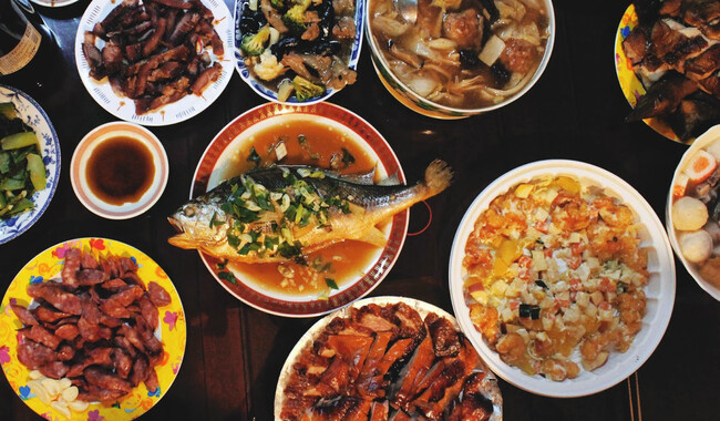 Китайцы готовят к праздничному ужину много еды и есть обязательные новогодние блюда. Фото: thechinaproject.com/