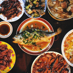 Китайцы готовят к праздничному ужину много еды и есть обязательные новогодние блюда. Фото: thechinaproject.com/