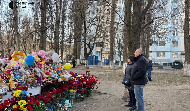 Удар РФ по Одесі - меморіал загиблим. Фото: t.me/suspilneodesa