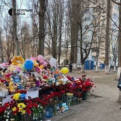 Удар РФ по Одесі - меморіал загиблим. Фото: t.me/suspilneodesa