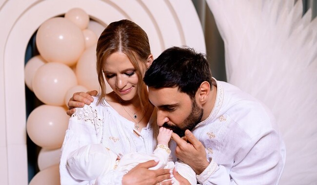 Артист і його кохана Юлія Бакуменко хрестили сина Оскара в травні цього року Фото: instagram.com/vkozlovsky_music