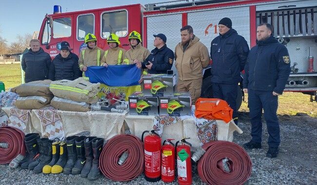 Восстанавливать поселок помогала местная пожарная команда. Фото: личный архив Виталия Сергийчука