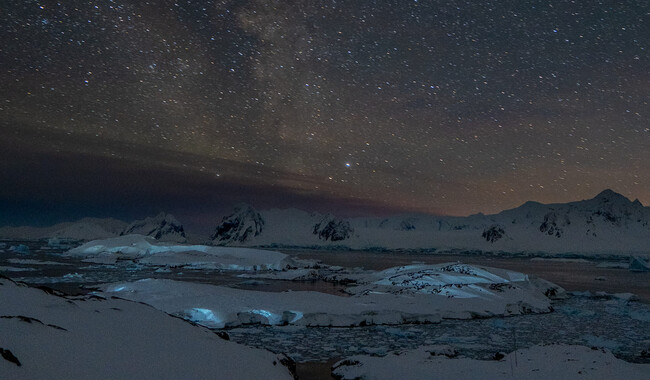 Звездное небо над Антарктикой. Фото: facebook.com/AntarcticCenter