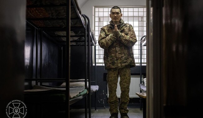 Перші допити військових з КНР, затриманих на Донеччині. Фото: t.me/SBUkr. 