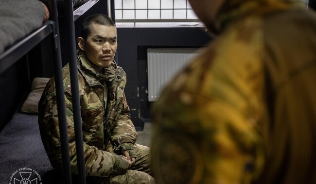 Перші допити військових з КНР, затриманих на Донеччині. Фото: t.me/SBUkr. 