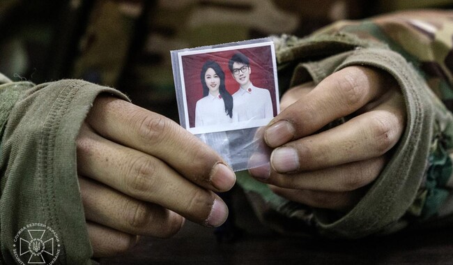 Перші допити військових з КНР, затриманих на Донеччині. Фото: t.me/SBUkr. 