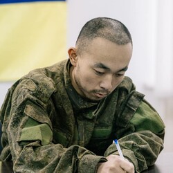 Перші допити військових з КНР, затриманих на Донеччині. Фото: t.me/SBUkr. 