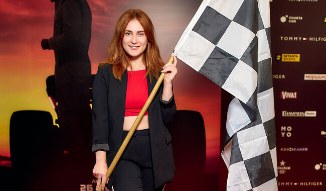 Співачка Marietta зі стартовим прапором Формули-1. Перегони почались! Фото: Кирило Авраменко
