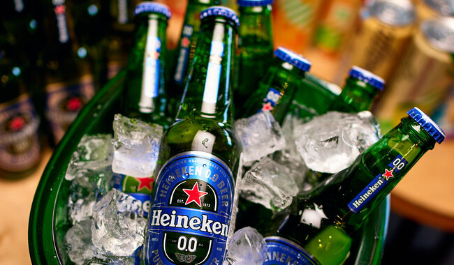 Пиво за кермом? Можна, якщо безалкогольне. До того ж його п’ють і у фільмі. Фото: Кирило Авраменко