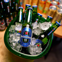 Пиво за кермом? Можна, якщо безалкогольне. До того ж його п’ють і у фільмі. Фото: Кирило Авраменко