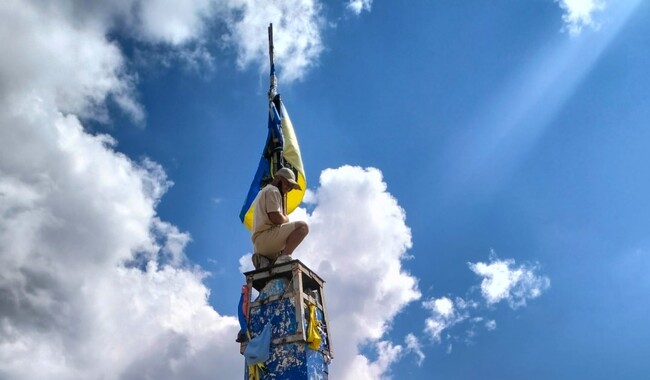 Ремонт стели на Говерлі. Фото: facebook.com/alinkakosovska