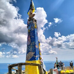 Ремонт стели на Говерлі. Фото: facebook.com/alinkakosovska