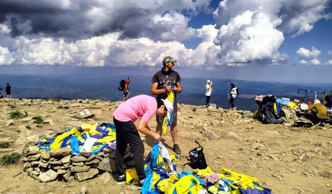 Ремонт стели на Говерлі. Фото: facebook.com/alinkakosovska