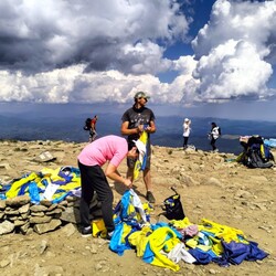 Ремонт стели на Говерлі. Фото: facebook.com/alinkakosovska
