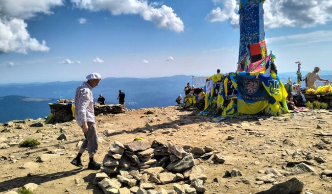 Ремонт стели на Говерлі. Фото: facebook.com/alinkakosovska