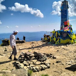 Ремонт стели на Говерлі. Фото: facebook.com/alinkakosovska