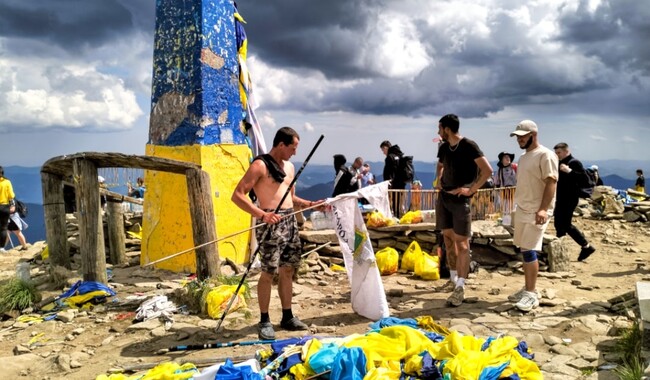 Ремонт стели на Говерлі. Фото: facebook.com/alinkakosovska