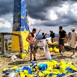 Ремонт стели на Говерлі. Фото: facebook.com/alinkakosovska