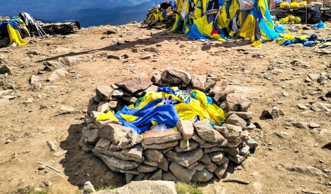 Ремонт стели на Говерлі. Фото: facebook.com/alinkakosovska