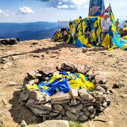 Ремонт стели на Говерлі. Фото: facebook.com/alinkakosovska