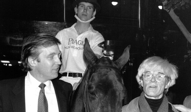 Дональд Трамп держит под уздцы пони для поло, разговаривая с Энди Уорхолом. Фото: Марио Суриани/fineartmultiple.com