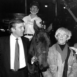 Дональд Трамп держит под уздцы пони для поло, разговаривая с Энди Уорхолом. Фото: Марио Суриани/fineartmultiple.com