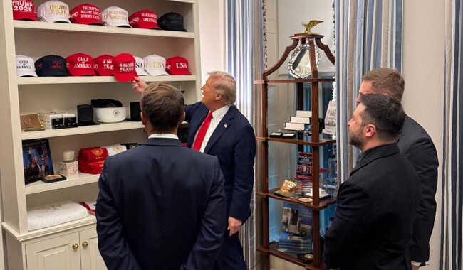 Трамп проводит экскурсию для Зеленского и Макрона в комнате своих кепок. Фото: мерчи Фото: Margo Martin / X 