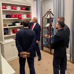 Трамп проводит экскурсию для Зеленского и Макрона в комнате своих кепок. Фото: мерчи Фото: Margo Martin / X 