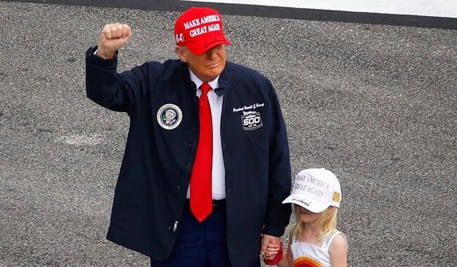 Американский президент и его юная сторонница в фирменных кепках Фото: ФБ Дональд Трамп 